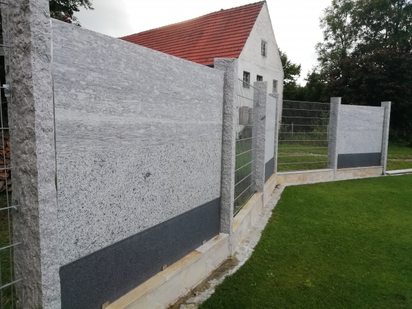 Sichtschutz aus Naturstein-Platten